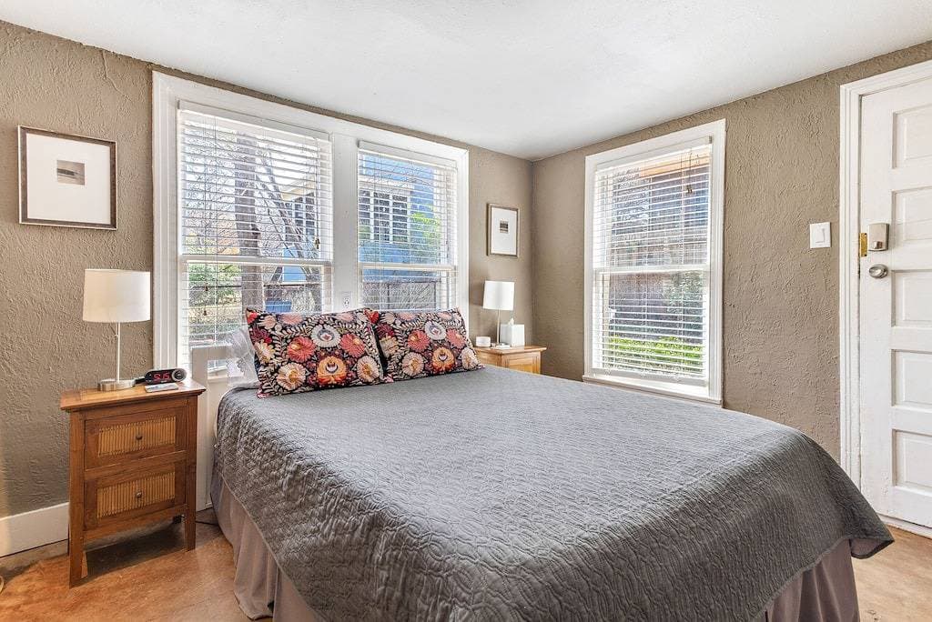 Foto 2 von 13: Cozy Studio Minutes From Barton springs and Downtown