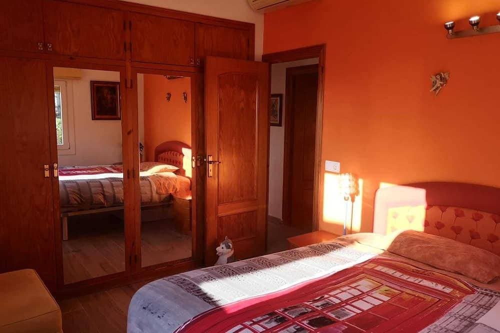 Foto 7 von 30: PrivatPool, Meerblick mit fabelhaften Sonnenuntergängen, moderne Küche, Klimaanlage, Wifi, großes Spielzeugzimmer