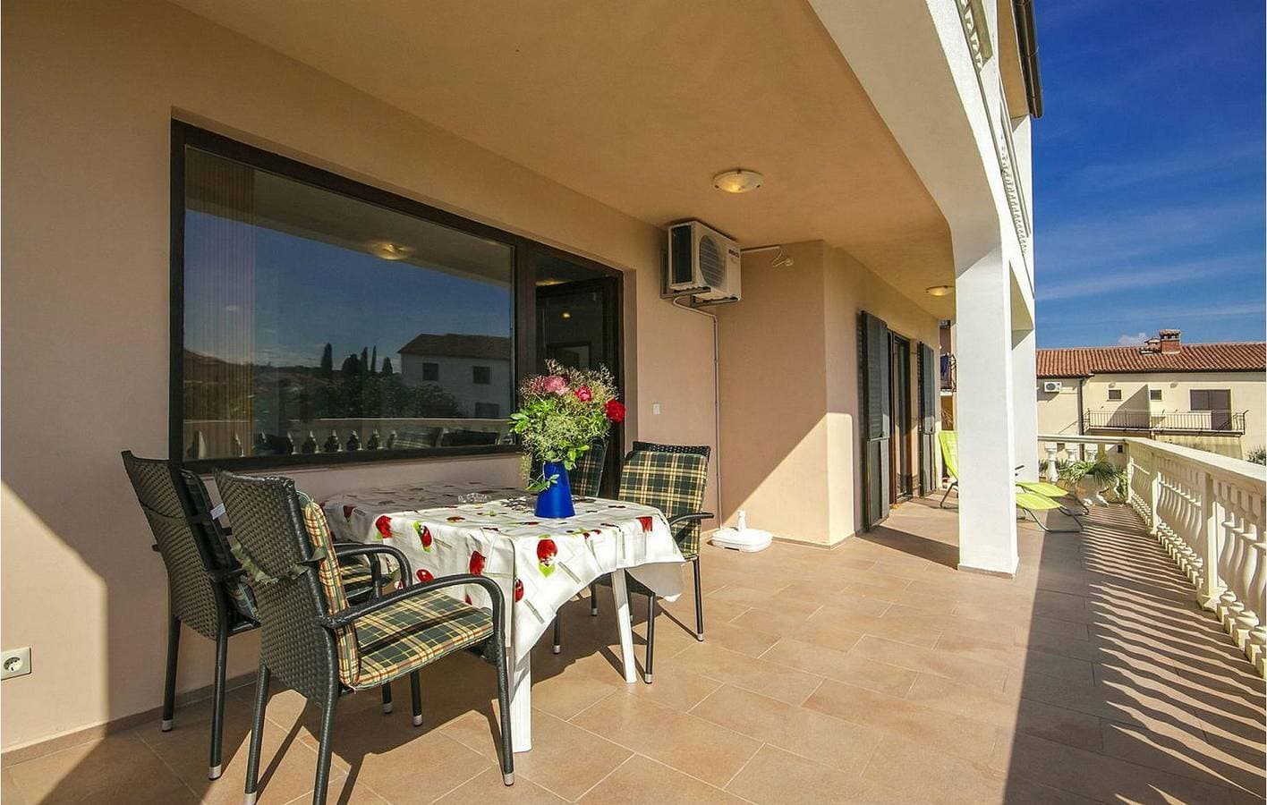Foto 12 von 35: Gemütliche 100 m² große Wohnung mit Terrasse, WLAN und Parkplatz in der Nähe des Stadtzentrums