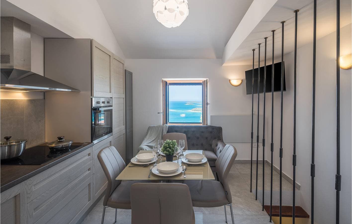 Foto 3 von 23: Gemütliche Ferienwohnung mit Terrasse, 2 km vom Strand entfernt – WLAN und Klimaanlage inklusive