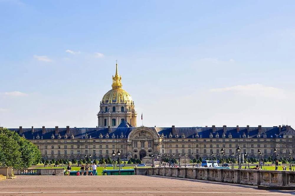 Invalides View - High Floor , Bright, Spacious Located At Avenue De Breteuil 1