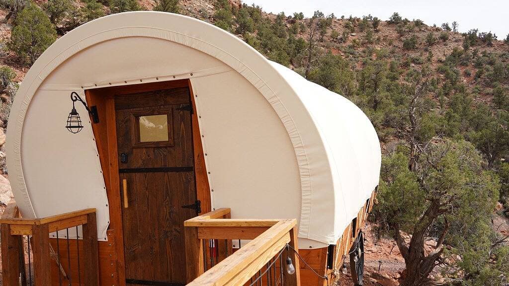 Foto 9 von 27: Covered Wagon w/ Private Deck, Fire Pit, and Grill