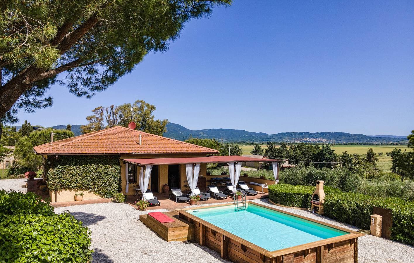 Foto 5 von 36: Poolterrasse mit Parkplatz & WiFi