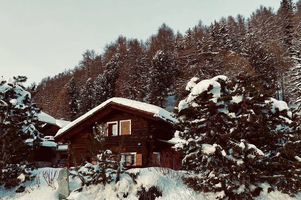 Foto 10 von 19: Chalet ça me Suffit, mein kleines Paradis -Aussen : kleines 2-stöckiges Chalet für 2 Personen am Anf