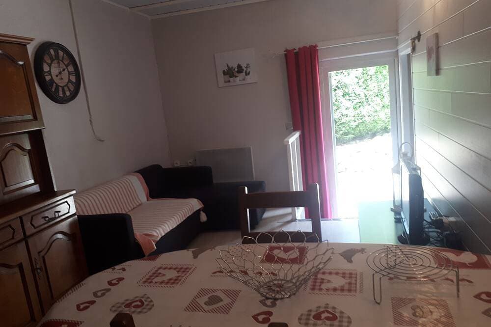 Foto 5 von 16: Hütte Rosmarin: in einem grünen unter der Mittagssonne entfernt.