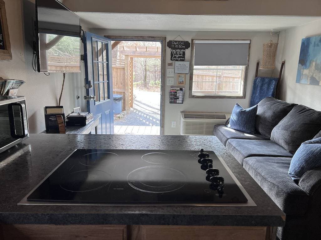 Private & Cozy cabin with Hot Tub-Coffee Bar-Cowboy Pool 1