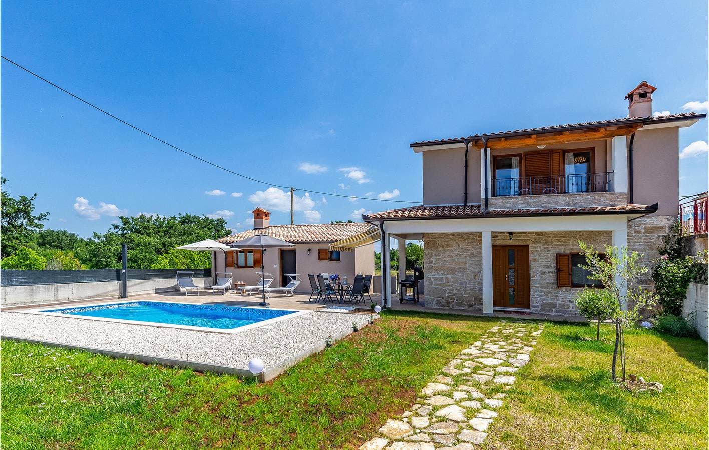 Charmante 2-Zimmer-Wohnung mit Pool und Terrasse in der Nähe des Zentrums von Butkovići 1