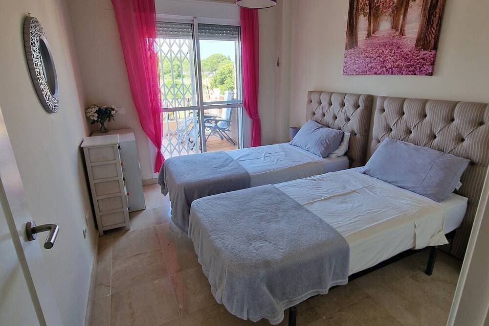 Foto 3 von 30: Stylish 2 bed 2 bath property on Duquesa Fairways , 2 terraces,  2 pools