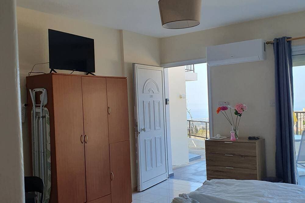 Foto 2 von 15: Stunning mountain and sea views, peaceful location in Peyia, Paphos.