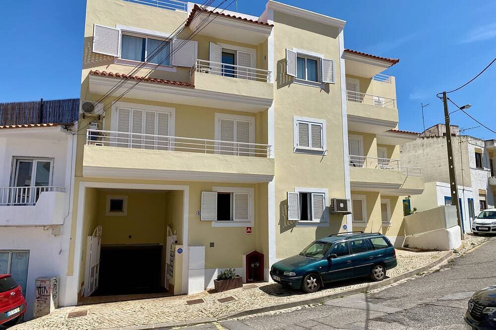 Foto 7 von 23: Carvoeiro town apartment wifi, elevator, roof terrace, airconditioning,  garage.
