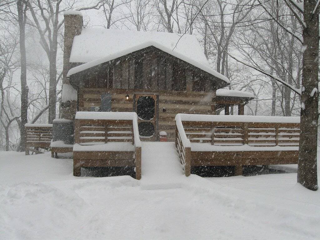 Foto 9 von 32: Vintage River Cabin, Log, Riverfront, Kamin, Dock, Whirlpool, Oberlichter, Charme