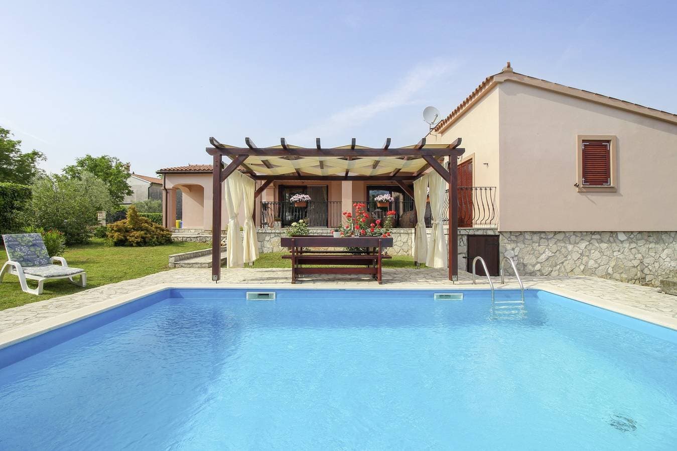 Ferienhaus Luna * 1000 m2 eingezäunter Garten, Terrasse, privater Pool 1