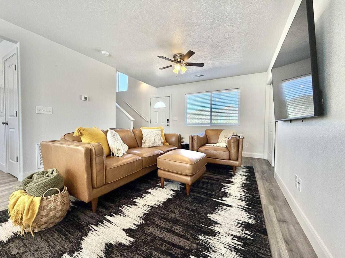 Updated townhouse just minutes from Zion with hot tub 1