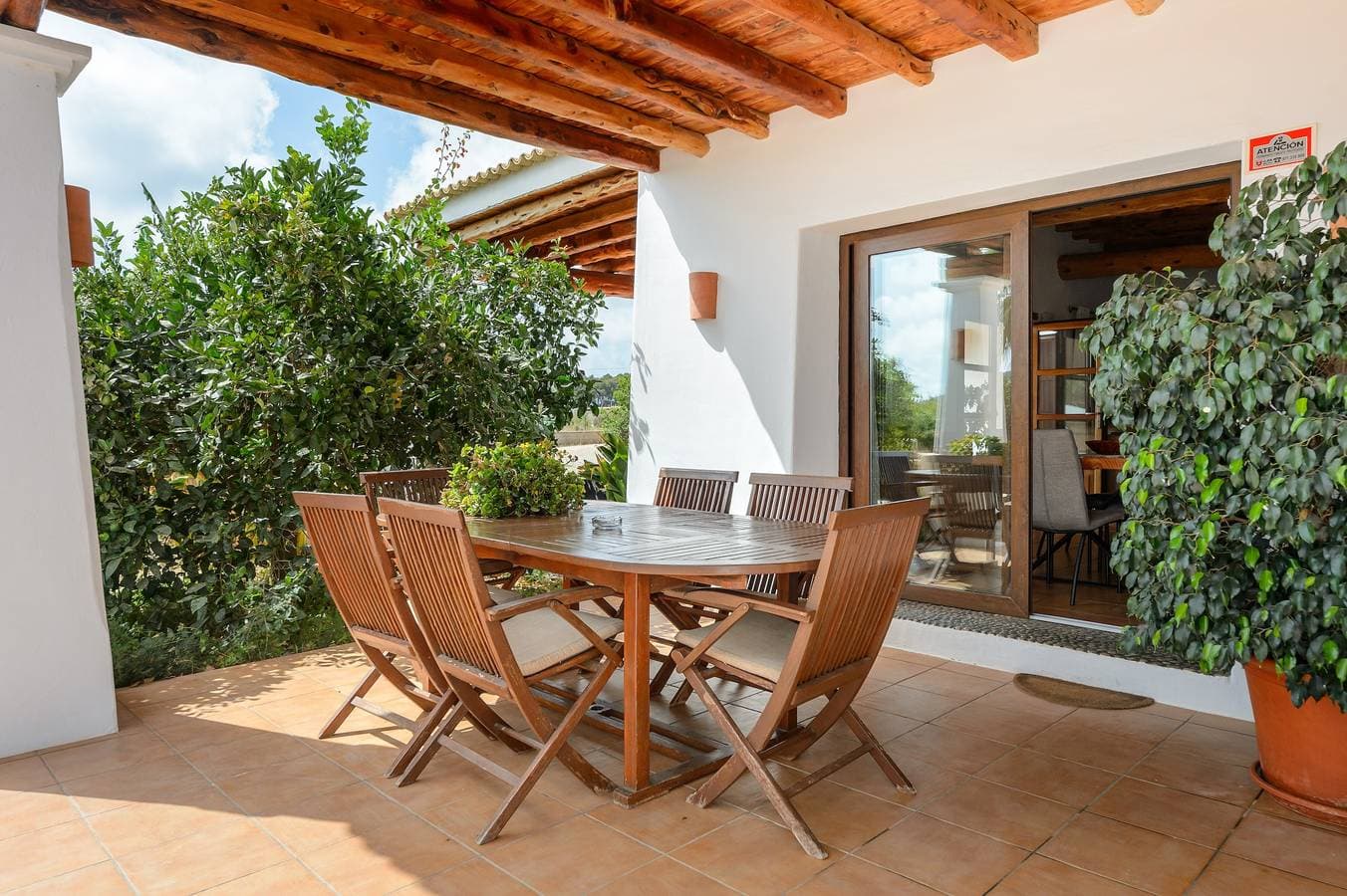 Foto 4 von 28: Klimatisierte Villa mit Pool, Garten, Terrasse und WLAN; Parkplätze vorhanden