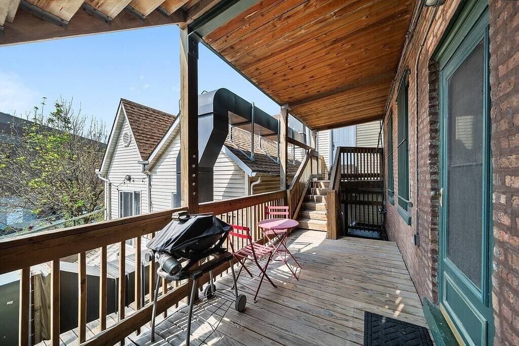 Classic Lincoln Park  2 bedroom condo- parking included 1