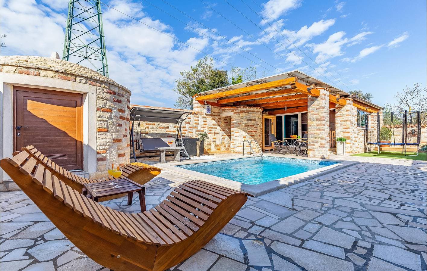 Foto 9 von 51: Gemütlich, 2 km von der Küste entfernt: WLAN, Pool und Terrasse in Ližnjan