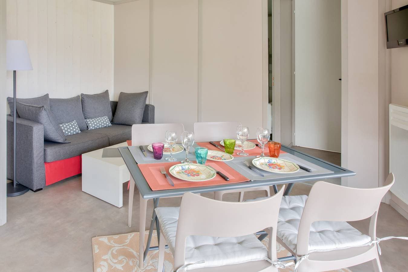 Foto 4 von 15: Chalet für 4, Terrasse & beheizter Pool