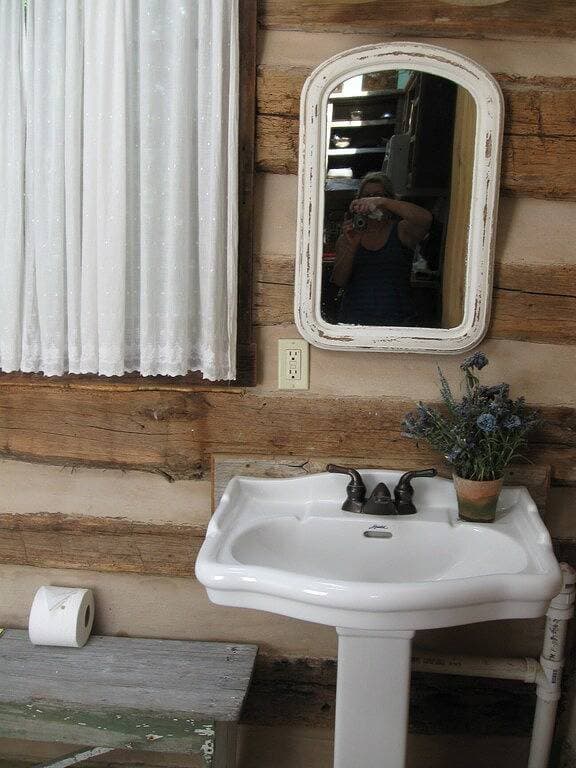 Foto 10 von 32: Vintage River Cabin, Log, Riverfront, Kamin, Dock, Whirlpool, Oberlichter, Charme