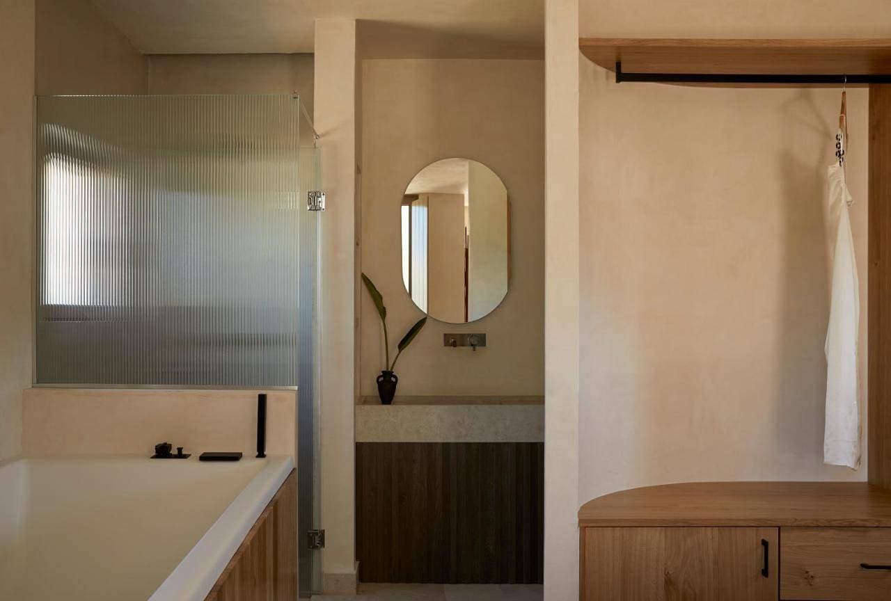 Foto 11 von 13: Stylish Suite with Jacuzzi & Access to Shared Heated Pool (Upper Floor)