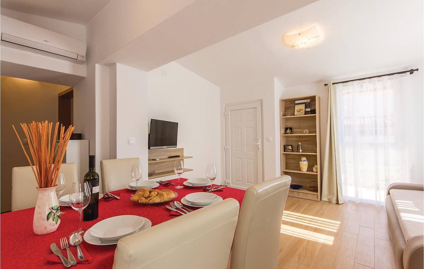Foto 10 von 22: Charmantes Apartment mit Pool, WLAN und Terrasse – 2,5 km vom Stadtzentrum entfernt