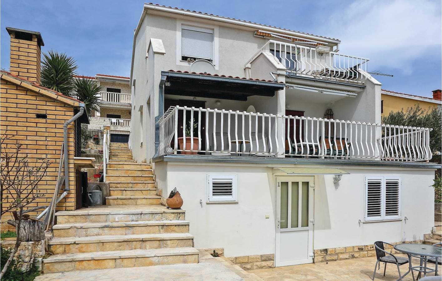 Foto 2 von 19: Gemütliche Ferienwohnung mit Terrasse, Parkplatz und WLAN in der Nähe des Strandes Uvala Bočići