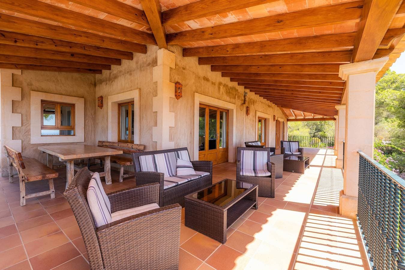 Foto 4 von 31: Villa „Es Puig“ mit Berg- und Meerblick, Balkon, Terrassen, Garten und Pool