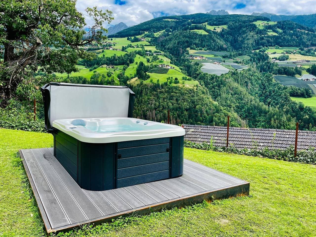 Foto 4 von 25: Ferienwohnung "Alivo Living Apartment Aurora" mit Bergblick & Garten