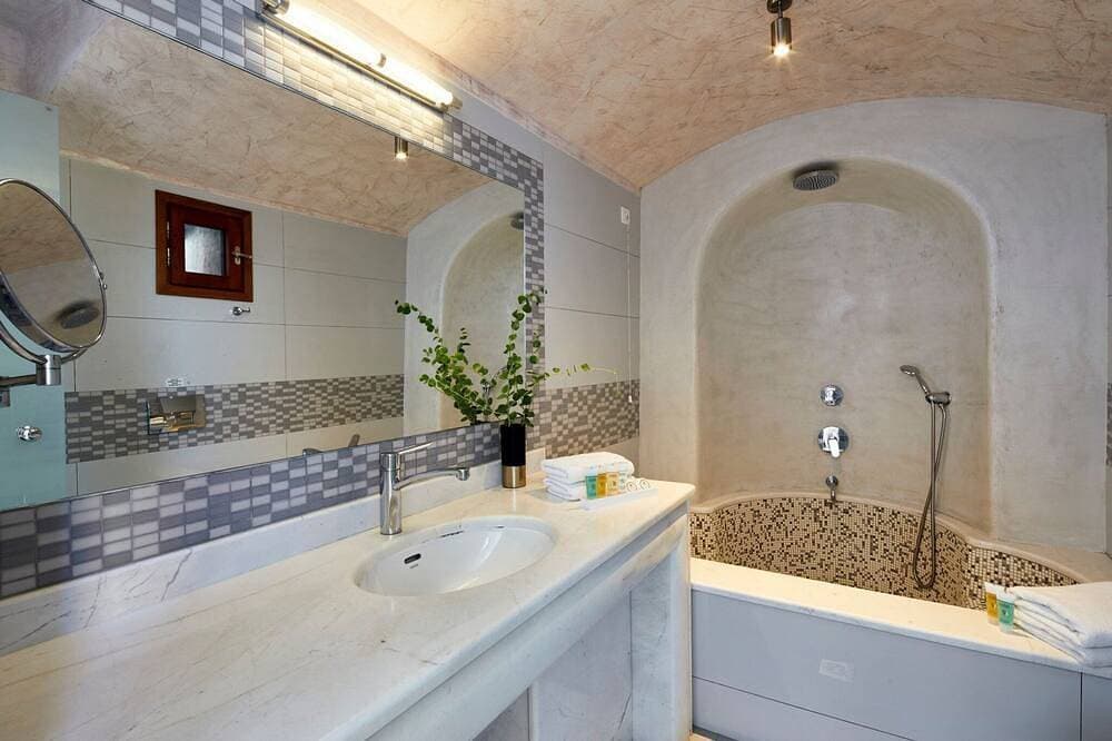 Foto 5 von 27: Splendid Santorini Suite | Sea Star Suite | Outdoor Heated Private Jacuzzi