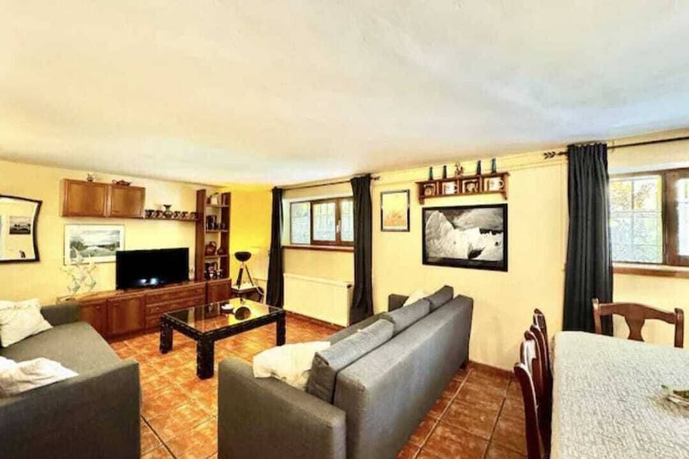 Foto 13 von 27: Abantos-the house in Galapagar. Apartment with direct access to the pool and lawn