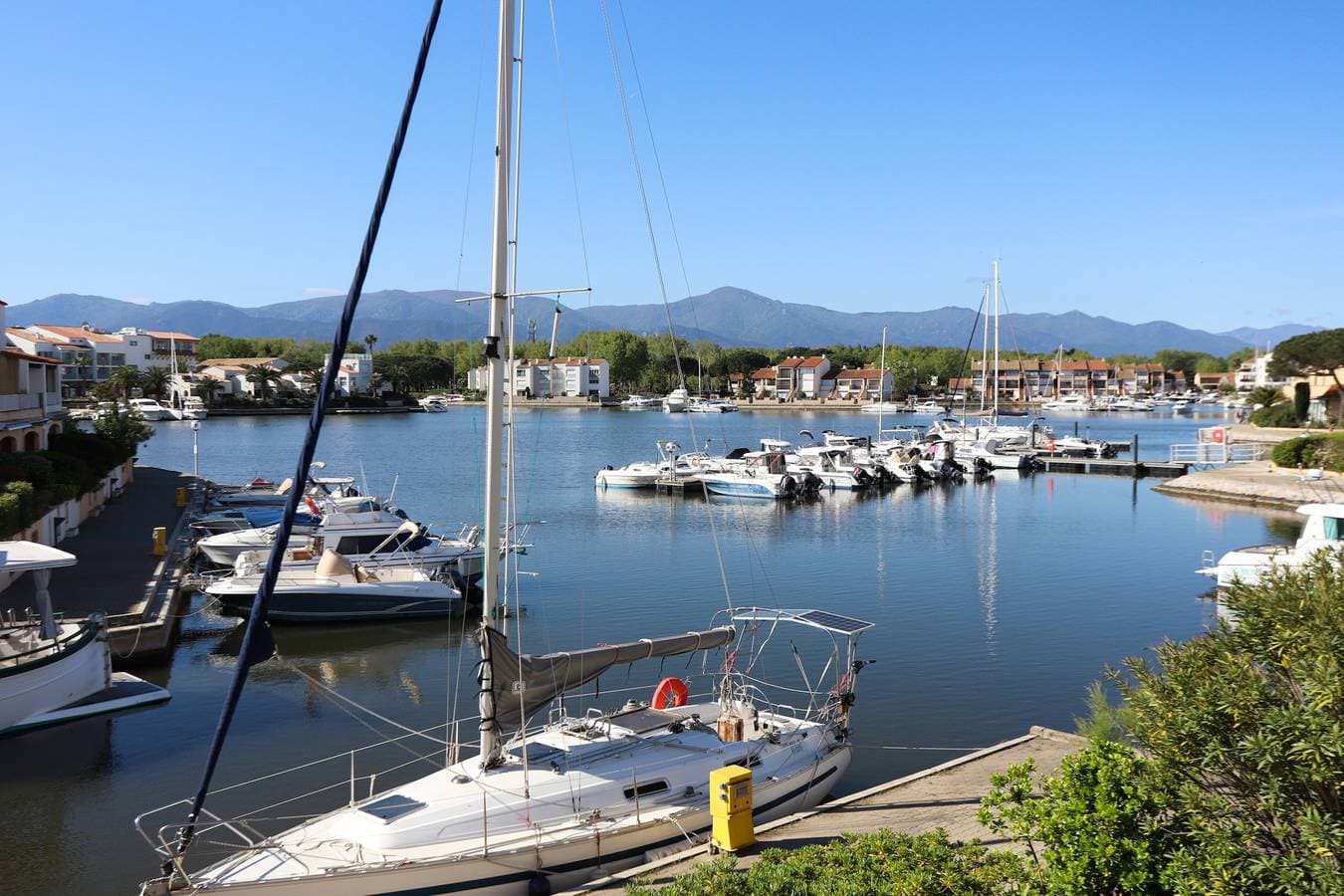 Foto 2 von 15: Geraumiges,klassifiziertes studio mit blick auf den yachthafen,die berge und das meer