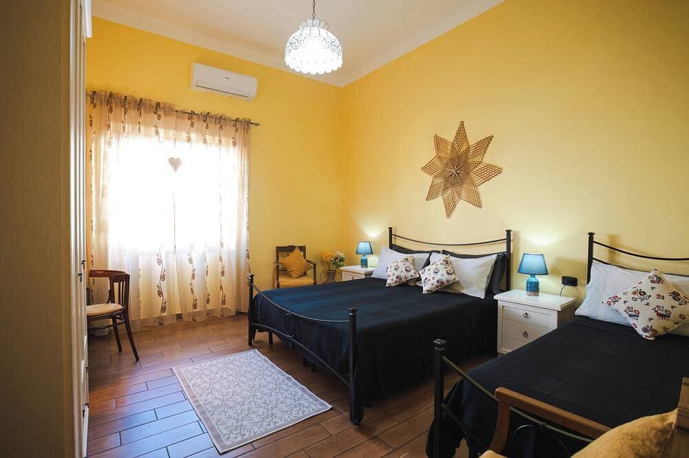Foto 11 von 30: The Tree Of Lemons, whole house up to 10 beds!