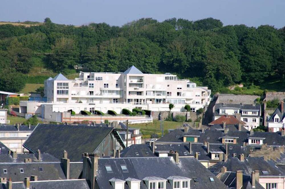 Foto 9 von 21: Voll ausgestattetes Studio mit Balkon, Blick auf das Meer, den Yachthafen und die Stadt