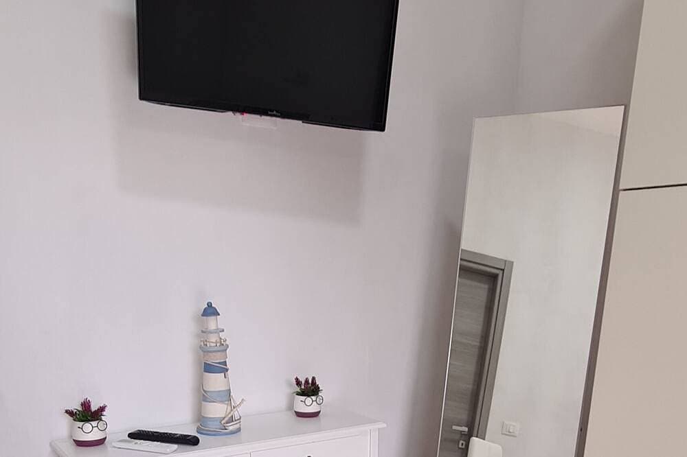 Foto 4 von 9: Renovated two-bedroom apartment, parking space, by the sea.