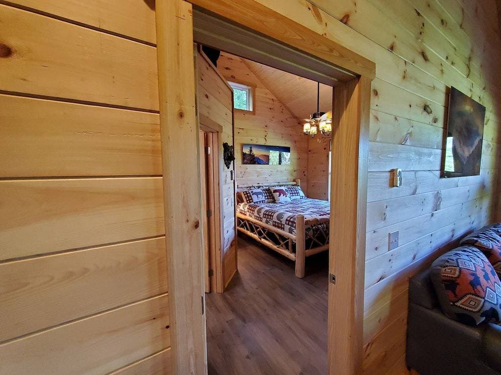 Foto 4 von 43: Private Cabin • Hot Tub • 2 Kings