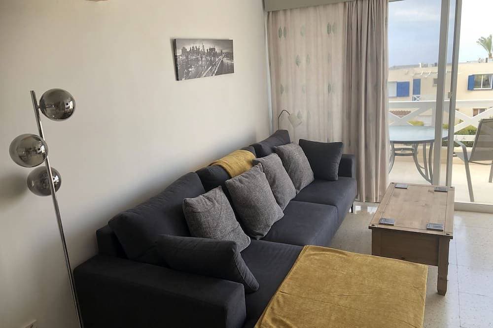 Foto 9 von 24: Perfekt gelegen Stadthaus im Herzen von Coral Bay, Pool und Meerblick