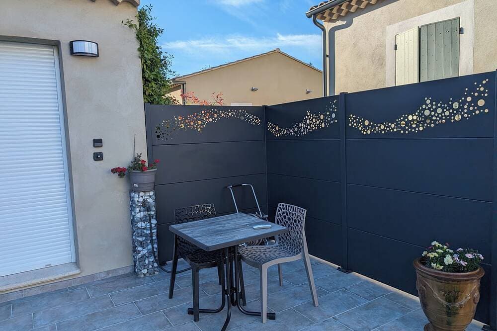 Foto 10 von 11: Charmant Studio de 22 m² Avec Terrasse de 13 m² et spa Spacieux Sous Pergola