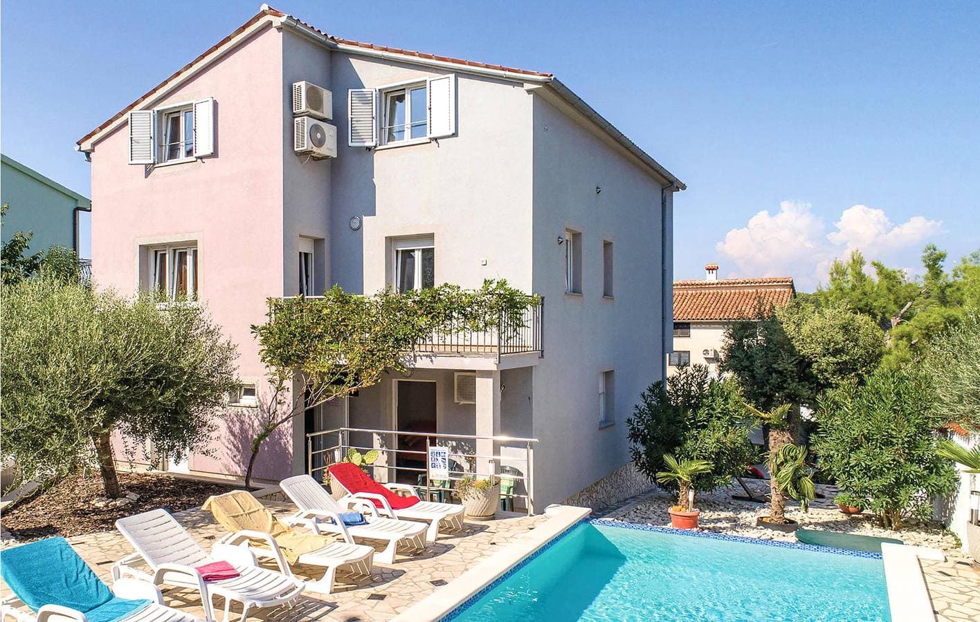 Foto 2 von 28: Gemütliche Ferienwohnung mit Pool, Terrasse und WLAN – nur 1 km vom Strand entfernt!