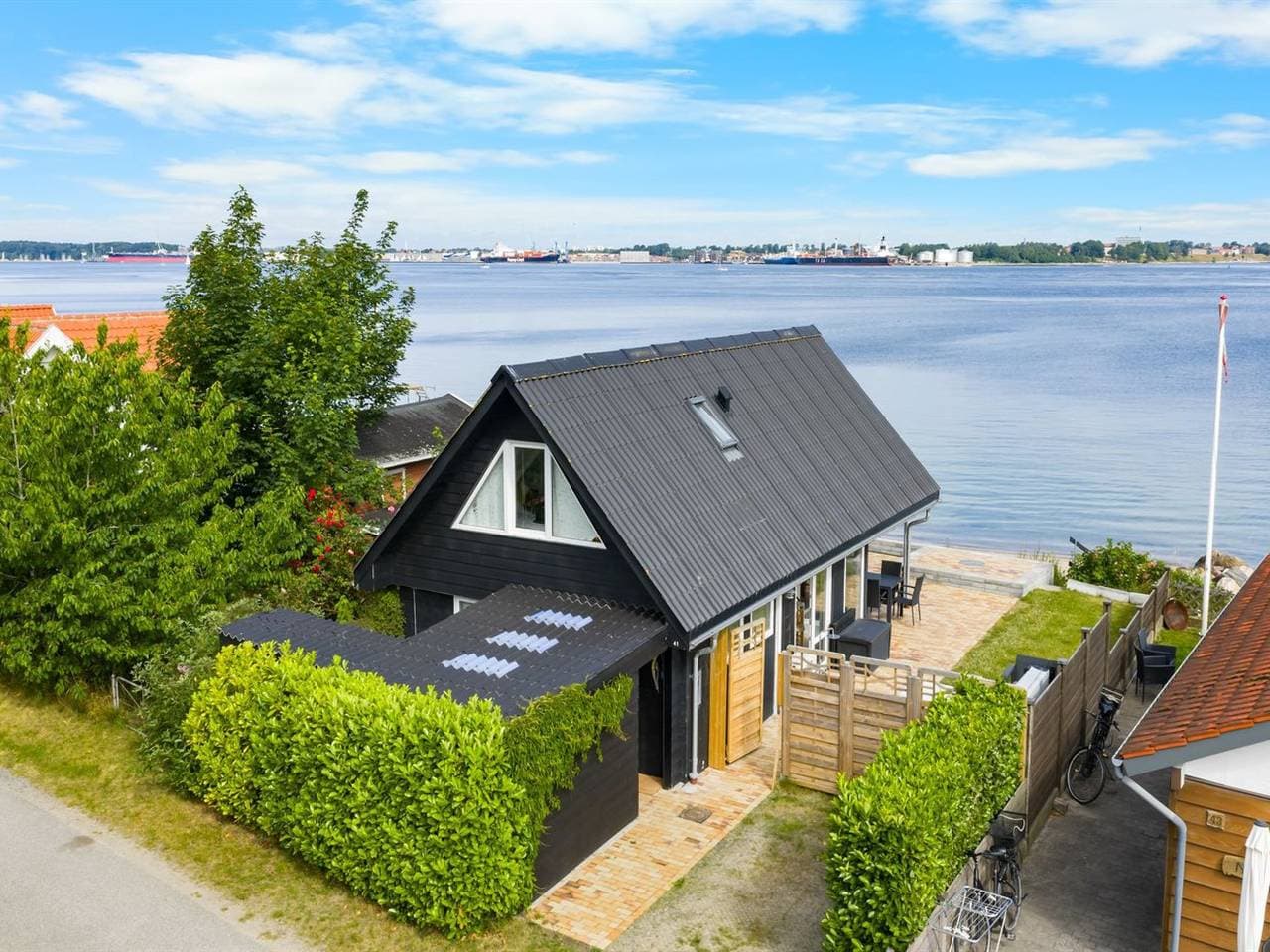 "Yngvy" - 10m from the sea 1