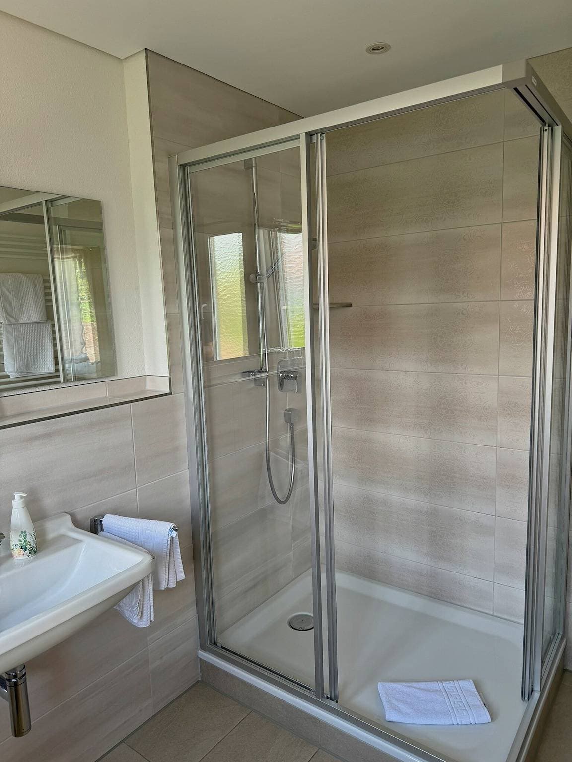 Foto 5 von 13: Haus Eva Hagnau am Bodensee - Doppelzimmer mit Balkon & Seeblick