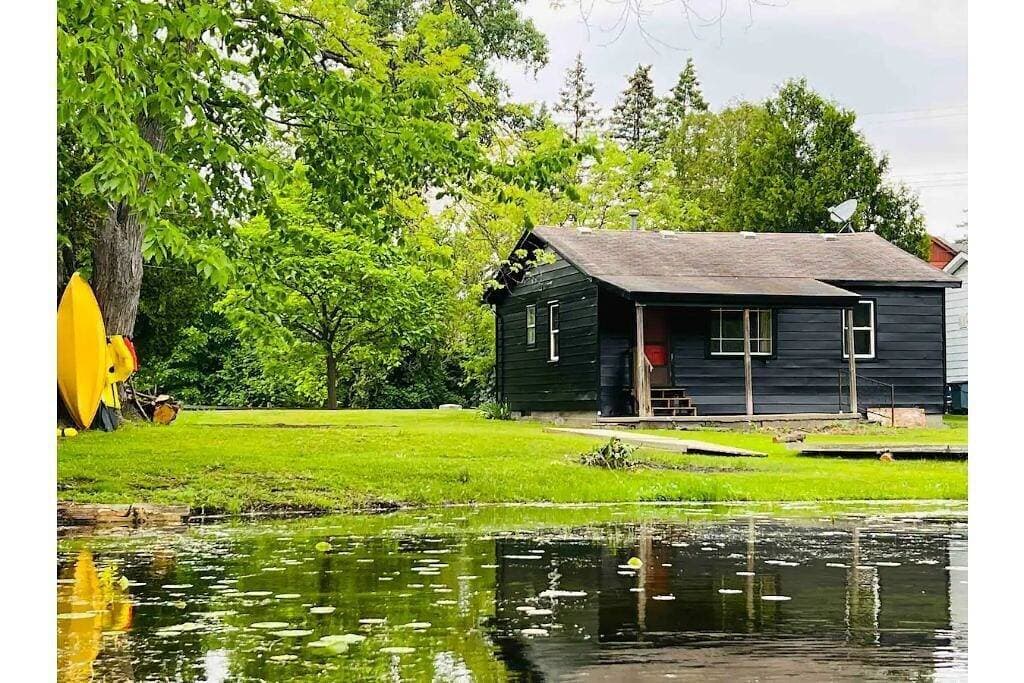 Foto 5 von 28: Up North feel in Clarkston, Lake cabin with kayaks