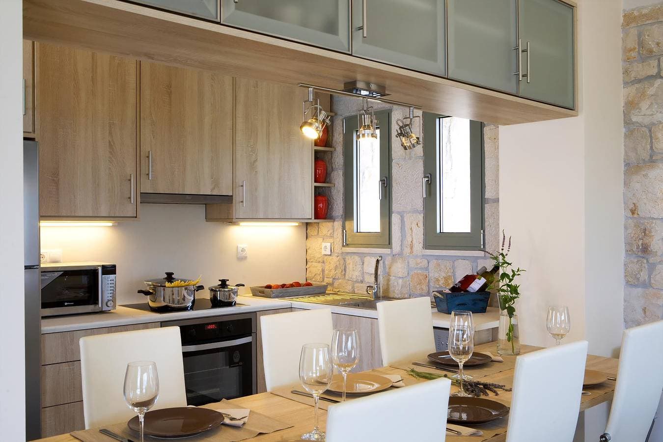 Foto 5 von 29: Stylish Contemporary Villa with Sea Views and Steps to the Water