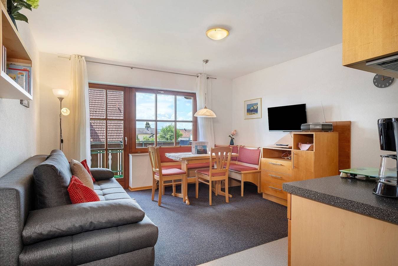 Foto 2 von 26: Ferienwohnung 'Meersburg' mit Seeblick, Gemeinschaftsgarten und Wi-Fi
