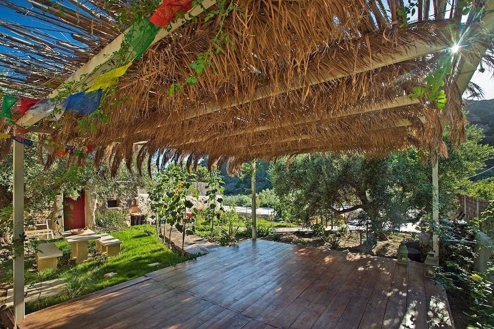 Foto 11 von 18: \"Kelari\"  300 years old cottage \"Natura cottages\" with sea view  shared garden