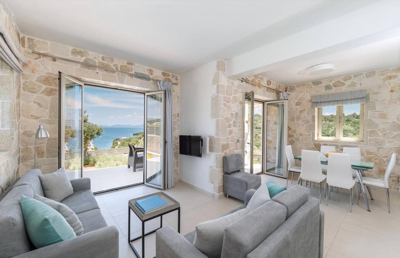 Foto 6 von 21: Stylish Contemporary Villa with Sea Views near Vathy Tavernas