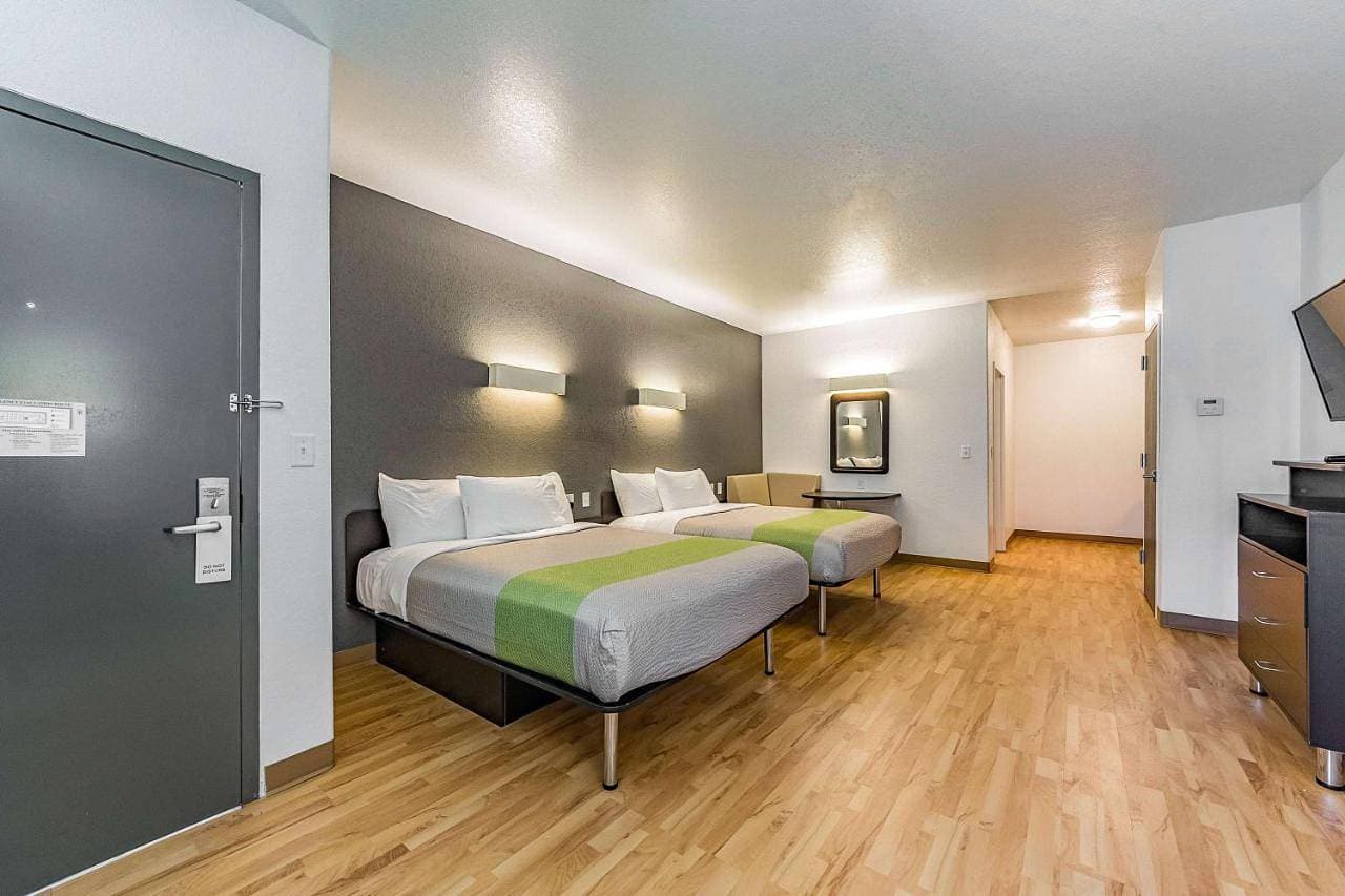 Foto 6 von 12: Deluxe Queen Room with Two Queen Beds - Non-Smoking