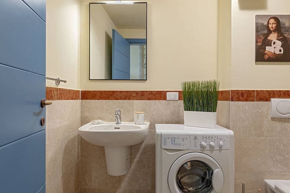 Foto 10 von 20: The recently renovated apartment is a small gem, perfect for two guests. The interiors are modern, thoughtfully designed, and finished with great attention to detail to ensure maximum comfort. It features a cozy double bedroom, a bright living area with