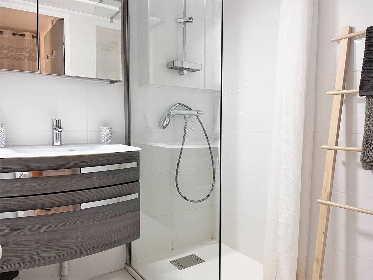 Foto 9 von 15: Klimatisierte 2-Zimmer-Wohnung mit Terrasse, Pool und WLAN, 4 Schlafplätze, Le Lavandou