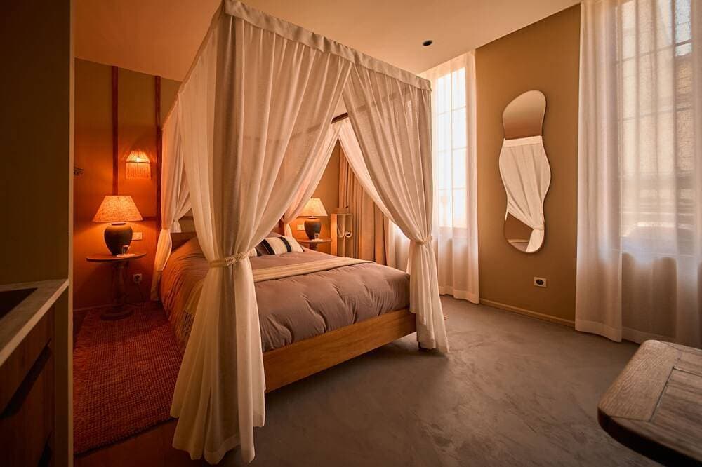 Foto 3 von 21: Bahia Suite • Private Jacuzzi & Air Conditioning in the Heart of Downtown Cognac