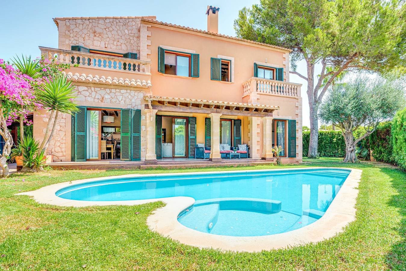 Foto 2 von 31: Ferienhaus "Villa Puig de Ros" in der Nähe dem Strand mit Terrasse, Pool & Whirlpool