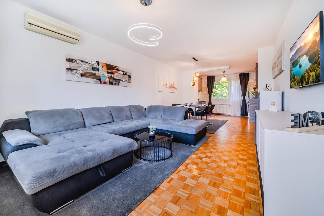The Green Corner Apartment With Balcony 1